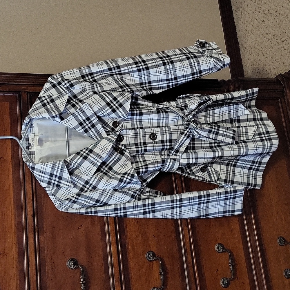 Coat, lightweight, 100% polyester. Has 2 pockets. Fits like a Medium/Large.